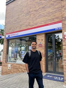 Abdelrahman in front of the RE/MAX WISE office in Lisbon